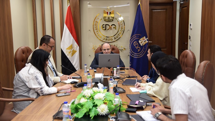 مصر وزامبيا تدفعان بعجلة التعاون الدوائي إلى الأمام رئيس هيئة الدواء المصرية يعقد اجتماعا افتراضيا مع نظيره الزامبي